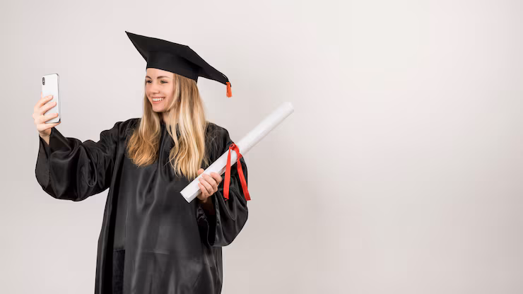 Nutricionista recém-formada tirando selfie com o celular